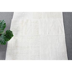 Alfombra Turca de 3x17.9 pies, Alfombra Marroquí Vintage de Lana Blanca y Azul - Product Image 5