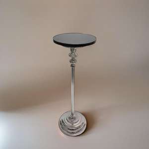 Mesa auxiliar pequeña de metal vintage con decoración de aluminio diseñada en estilo minimalista - Product Image 3