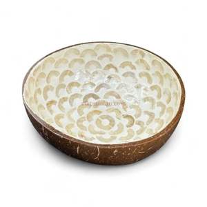 Bol en coque de noix de coco avec incrustation de nacre, vente en gros, conception personnalisée, fabricant direct du Vietnam - Product Image 3