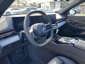 Véhicule électrique BMW i5 eDrive40 FWD 2024 avec une autonomie supérieure à 700 km, batterie de 110 kWh, toit ouvrant panoramique, caméra 360° - Product Image 4