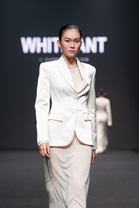 Nuevo diseño 2025 Blazers para mujer de un solo pecho 2 botones Tamy Blazer de satén de seda tela ecológica ropa de mujer Whiteant - Product Image 2