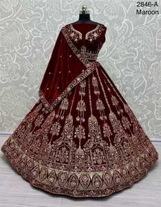 Impresionante terciopelo Lehenga Choli con trabajo hecho a mano y bordado - Product Image 5