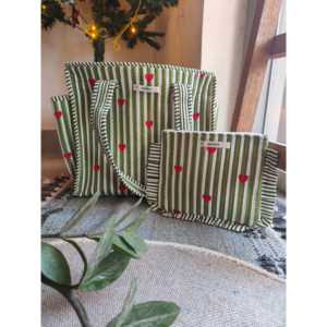 Sac fourre-tout vert Heartbeat avec adorable pochette à volants, sacs cadeaux élégants pour toutes les occasions - Product Image 1