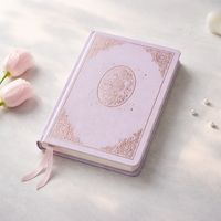 Buku Catatan Jurnal Sampul Kain Lavender LABON dengan Bingkai Sudut Renda Vintage, Medali Oval Motif Bunga Berlapis Emas Mawar, Hadiah