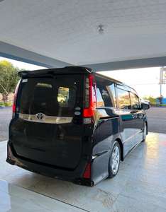 Toyota Noah d'occasion en bon état, options de transmission automatique et manuelle, sièges en cuir, pneus R17, essence, à vendre - Product Image 5