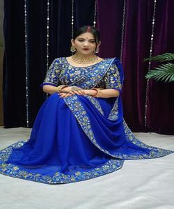 Bordado pesado Borde de encaje y trabajo de piedra Hermoso Sari de color azul con blusa sin costuras en Ropa Étnica Ropa - Product Image 6