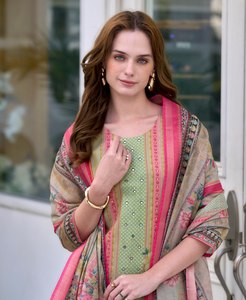 Elegante y Moderno Salwar Kameez Pakistaní para Mujer en Tela Roja con Traje Sharara Estilo Tenedor Cosido y Dupatta para Fiestas - Product Image 5