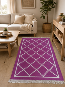 Tapis artisanal en coton rose magenta à motif géométrique losanges marocains avec franges et pompons pour la décoration intérieure - Product Image 1