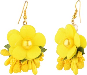 Bijoux de fleurs élégants faits à la main pour la mariée Mehndi Haldi comprenant des boucles d'oreilles, une bague Maang Tikka et un ensemble de colliers - Product Image 4