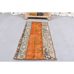 Tapis turc vintage 1,3x2,5 pieds, fait à la main en laine beige orange, style boho, motif patchwork rectangulaire pour tapis de chevet en latex - Product Image 1