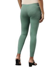 Mallas de gimnasio de seda supersuave de alta calidad, pantalones de yoga personalizados para mujer con logotipo en la cintura para uso deportivo e informal - Product Image 6
