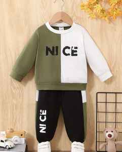 Ensemble coordonné sportif et décontracté à imprimé graphique facile, comprenant un sweat à capuche ample et confortable et un pantalon de survêtement à revers, en jersey à séchage rapide - Product Image 5