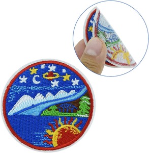 Joyeux Noël lumineux 3D Père Noël Design patchs de broderie Logo personnalisé transfert de chaleur pour l'utilisation de la chemise et du chapeau à capuche pour enfant - Product Image 2