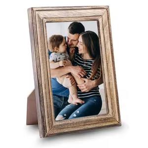 Marco de Fotos de Madera Hecho a Mano de Alta Calidad con Cubierta de Vidrio para Protección y Decoración del Hogar - Product Image 1