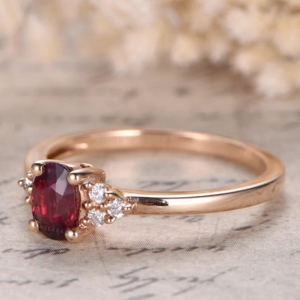 Bague en or rose massif 14K rubis et grappe de Moisaanite avec centre 4*6mm taille ovale rubis de laboratoire fabriqué à la main en Inde - Product Image 3