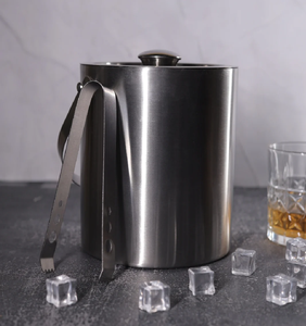 Elegante juego de cubitera metálica con pinzas para una noche de whisky perfecta. Calidad premium disponible a precio de mayoreo. - Product Image 1