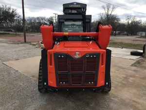 Chargeuse compacte sur chenilles Loftness, moteur diesel orange 75 kW, haute performance, accessoires utilitaires - Product Image 1