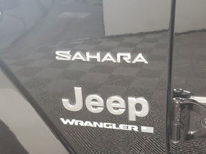 Jeep Wrangler Sahara 4 portes 2024 d'occasion, propre, transmission intégrale, conduite à gauche, intérieur foncé, régulateur de vitesse adaptatif, sièges en tissu, automatique, jantes R19 - Product Image 6