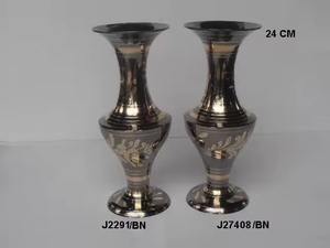 Vase en laiton noir de style traditionnel Accent décoratif vintage parfait pour les intérieurs de maison modernes et classiques - Product Image 5