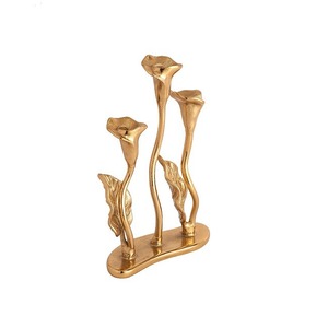 Bougeoir en métal de haute qualité avec bougeoir de conception de forme de fleur fini à revêtement brillant doré au prix de vente - Product Image 1