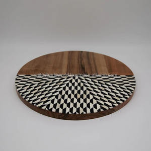 Exquisita tabla para cortar queso de madera y resina de United Trade World Experience Excelencia culinaria con corte en estilo - Product Image 1