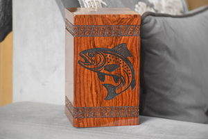 Urna de cremación de trucha hecha a mano, caja de cenizas de madera grabada con diseño de pez para cenizas de adultos con mensaje personalizado y grabado de diseño - Product Image 2