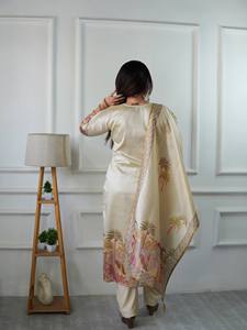 Collection trois pièces, couleur étonnante, meilleure qualité, salwar kameez en soie avec dupatta et broderie, fabricant d'Inde - Product Image 4