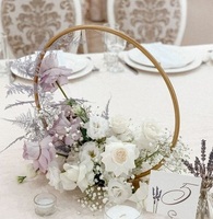 Pièce maîtresse de mariage au design artisanal haut de gamme avec finition en métal luxueuse pour les grandes tables de réception de mariage