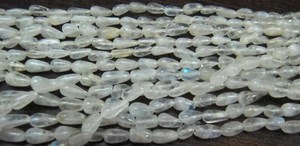 Cuentas lisas con forma de gota de piedra lunar arcoíris blanco natural de 13 pulgadas de largo - Product Image 3