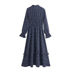 Robe trapèze en mousseline de soie à pois, noire et blanche, style oriental traditionnel, avec col à nœud papillon vintage et imprimé contrastant, manches longues, longueur genou - Product Image 4