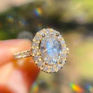 Bague de fiançailles Moissanite coupe ovale 7x9mm | Halo avec bande pavée | OEM de bijoux fins de mariage en argent doré - Product Image 4