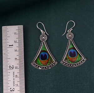 Boucles d'oreilles pendantes bohèmes en laiton plaqué argent avec incrustation de plumes de paon naturelles, style vintage, pour femmes, vente en gros, OEM et ODM - Product Image 2