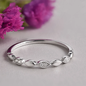 Anillo de Compromiso Geométrico con Incrustaciones de Milgrain para Cualquier Lugar - Product Image 1