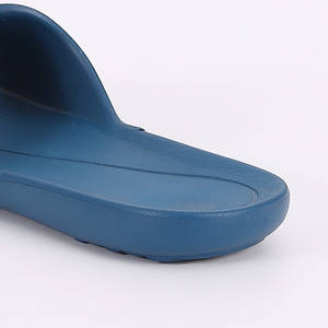 Zapatillas ligeras y silenciosas para hombre y mujer, chanclas unisex de color negro - Product Image 5