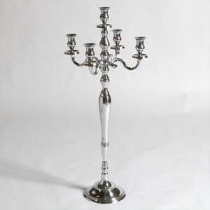 Candelabro de metal de inspiración vintage con acabado antiguo para un elegante centro de mesa de comedor y sala de estar - Product Image 4