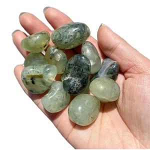 Piedras caídas de Prehnita de cristal natural Cubo de piedra de uva pulida para la curación de la decoración del hogar con un tema de mascota animado - Product Image 1