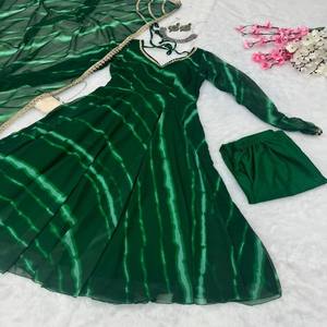 Traje Anarkali VASTRA COTTAGE de Georgette Puro Estampado con Falda Amplia, Borde de Encaje de Diseño y Dupatta y Pantalón con Estampado Digital - Product Image 4