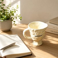 Tasse en céramique irrégulière façonnée à la main, tasse à café minimaliste Wabi-Sabi sur piétement, tasse zen artisanale en poterie pour le bureau