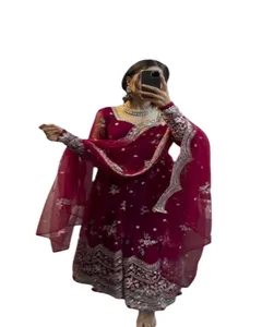 奢华时装设计师婚礼和派对服装外观刺绣作品，配有Dupatta完全缝制的长Anarkali礼服
