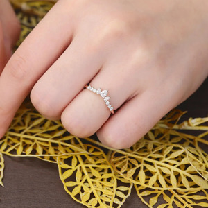 Bague de mariage en or rose pur 14 carats avec diamants de laboratoire, style chevron incurvé, ornée de couronnes de diamants taillés poire et ronds, cadeau d'anniversaire - Product Image 3