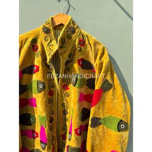Veste matelassée en velours brodée de poissons Suzani, faite à la main, unisexe, pour l'automne, tenue de soirée, pour femmes - Product Image 2