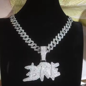 Colgante de letra con cepillo de espina vibrante, collar con nombre personalizado helado con cadena cubana, regalo para él en latón CZ, joyería para fiesta de graduación - Product Image 1