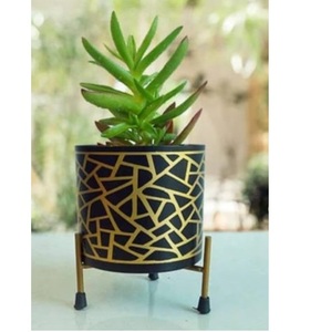 Pot de fleurs décoratif en métal au design magnifique pour l'intérieur ou l'extérieur, pot de fleurs au design moderne pour la maison - Product Image 2