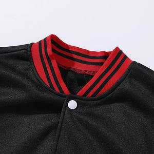 Chaqueta universitaria negra de lujo personalizada para hombre y tela de lona unisex con cuello levantado y mangas de cuero estilo Letterman - Product Image 2