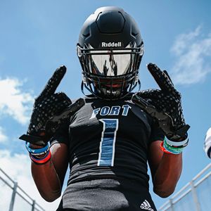 Gants récepteurs de football en silicone pour adultes et jeunes, coupe sécurisée avec impression du logo personnalisé de l'équipe disponible - Product Image 4