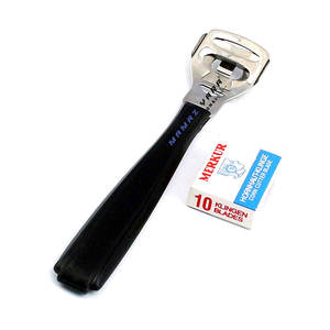 Râpe à pieds en plastique avec lames interchangeables pour éliminer les callosités et les peaux mortes - Product Image 1