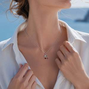 Collier personnalisé Jeulia Hug Me Elsie la vache avec pierre de naissance en forme de cœur - Chaîne à maillons plaquée or tendance avec accents de diamants et de perles - Product Image 5