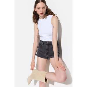 Top Corto sin Mangas con Cuello Redondo - Product Image 3