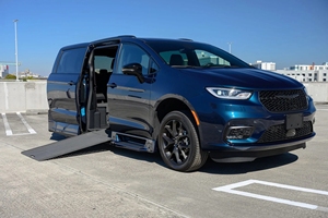Vehículo Adaptado para Sillas de Ruedas Chrysler Pacifica Touring L 2024 de RollX Vans - Product Image 4