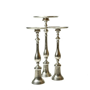 เชิงเทียนโลหะเคลือบเงาสีเงินมันวาวทรงสูงสำหรับวางเทียน - Product Image 1